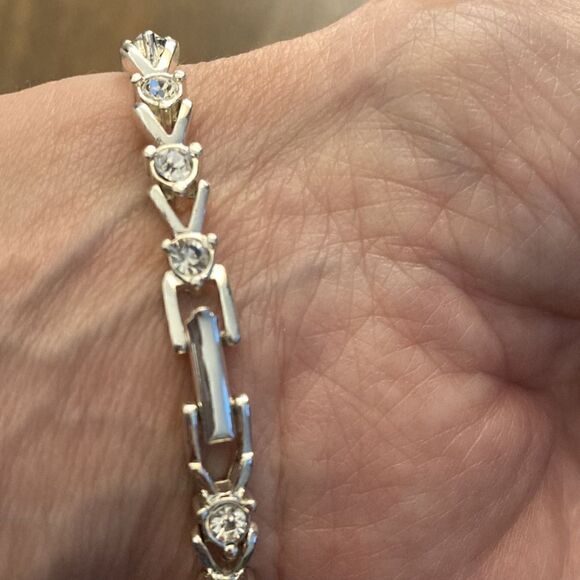 Avon Vintage Collectible Silver-tone Tennis Bracelet With Clear Stones. - Picture 2 of 7